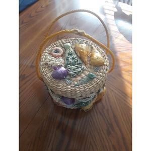 Vintage wicker pures.